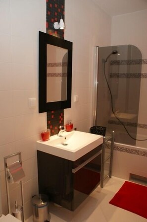 Apartment, 1 Bedroom (Crimson) | Bathroom | Bathtub, hair dryer, towels, toilet paper