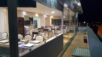 Se sirven desayunos, almuerzos y cenas; cocina internacional