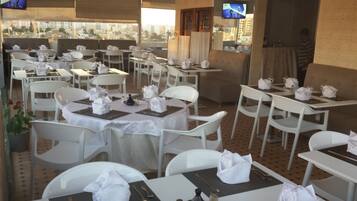 Se ofrece un desayuno típico de la región (65 MAD por persona)