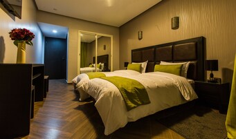 Ropa de cama de alta calidad y caja de seguridad en la habitación 