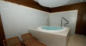 Indoor spa tub