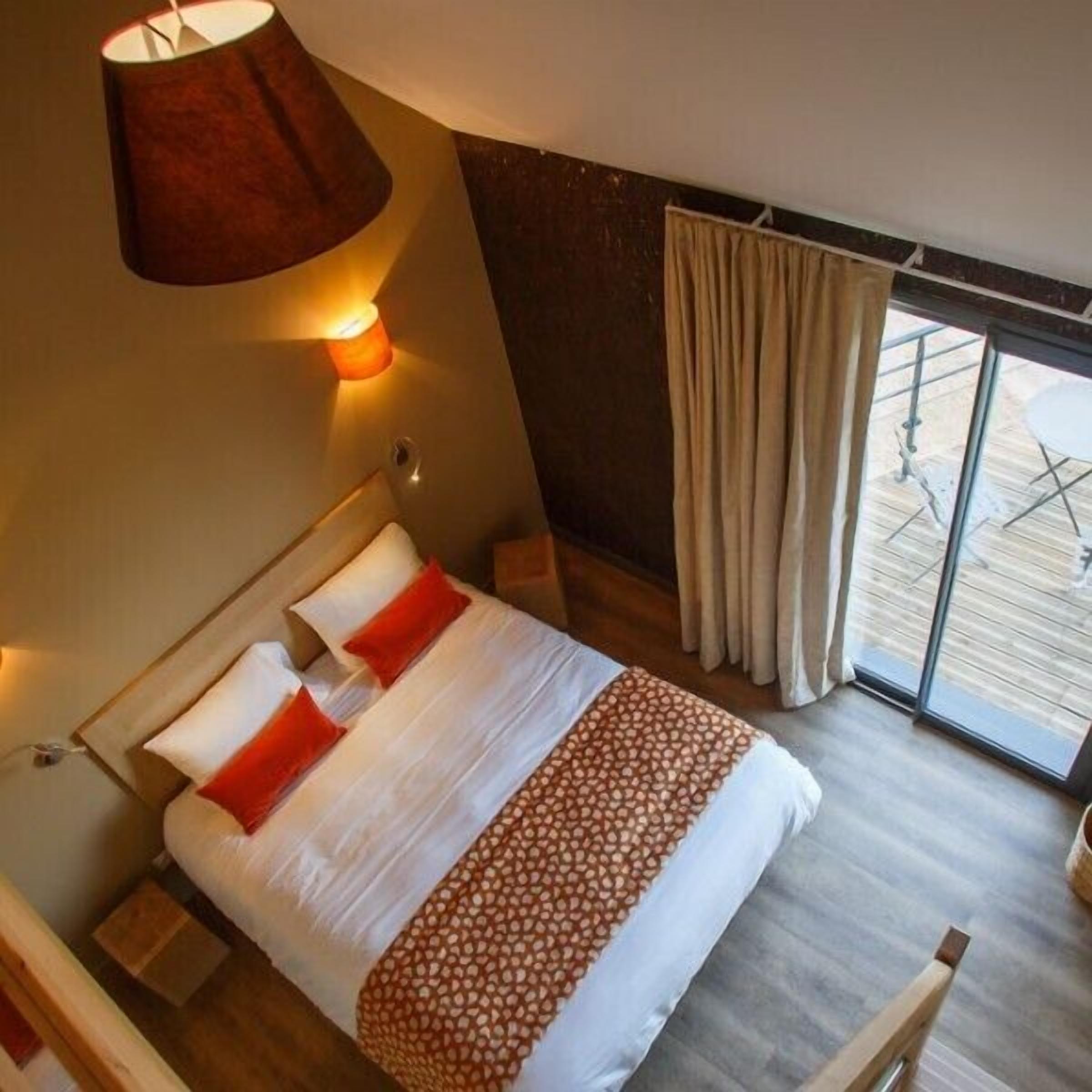 standard triple room | individually decorated, desk, blackout curtains, soundproofing