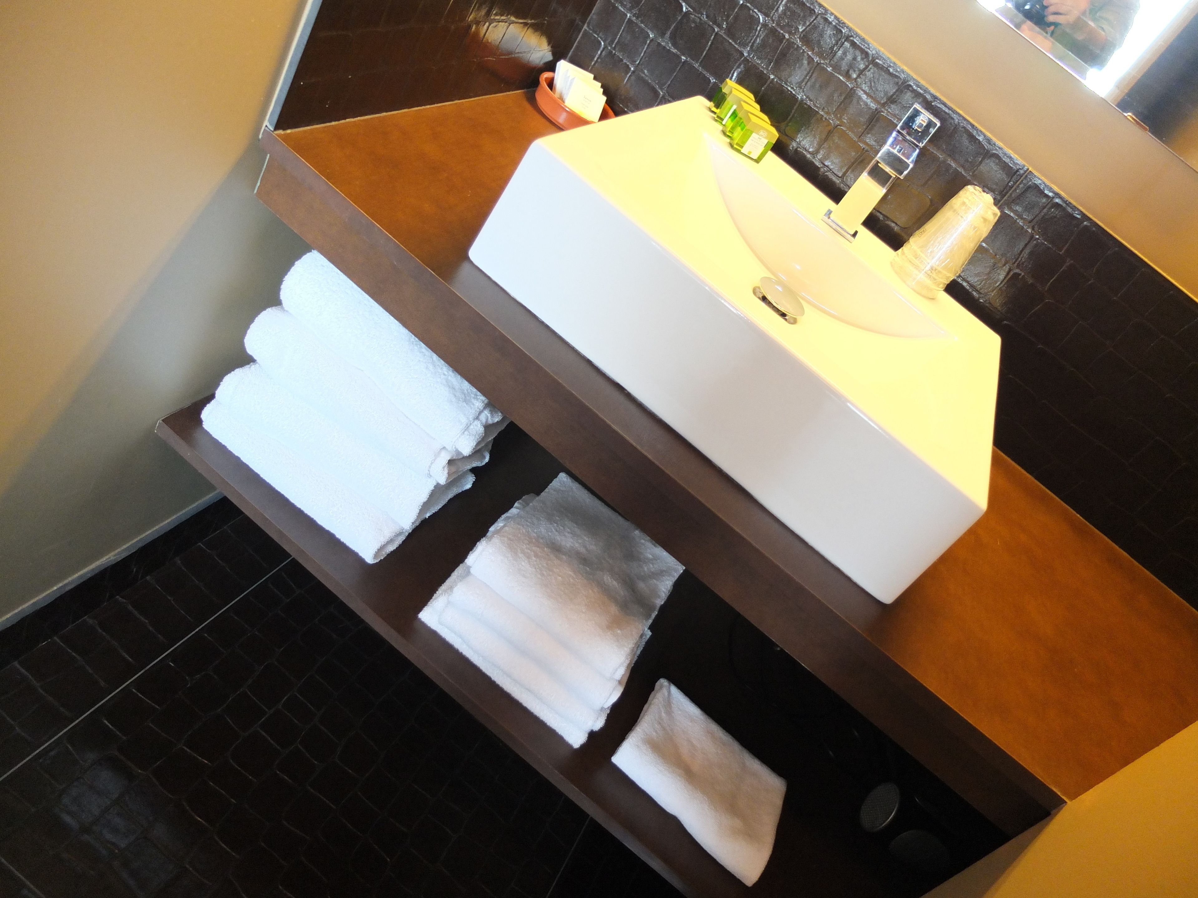 standard triple room | bathroom sink