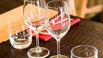 Tres copas de vino sobre una mesa con textura.