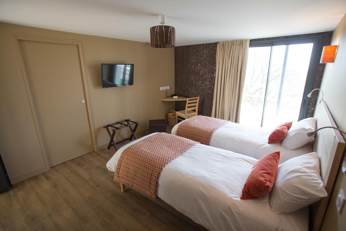 Hypoallergeen beddengoed, individueel gedecoreerd, een bureau
