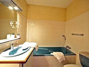 Standard Double Room | Bathroom | Free toiletries, hair dryer