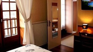 Unclassified image, 4 of 33, button - Hôtel la Clairière (Chambon-sur-Dolore)