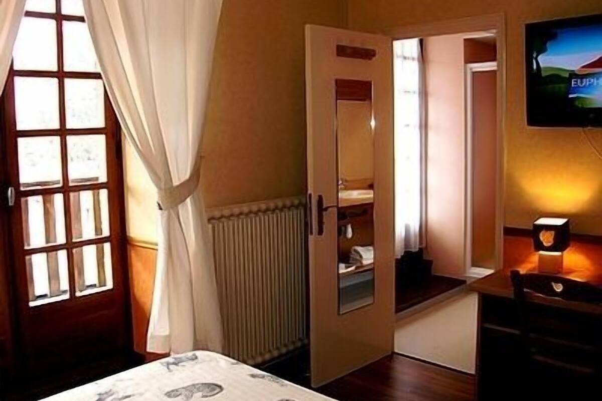 Bureau, rideaux occultants, chambres insonorisées