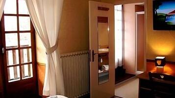 Standard Double Room | Desk, blackout drapes, soundproofing, iron/ironing board