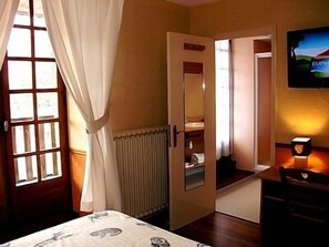 Standard Double Room | Desk, blackout drapes, soundproofing, iron/ironing board