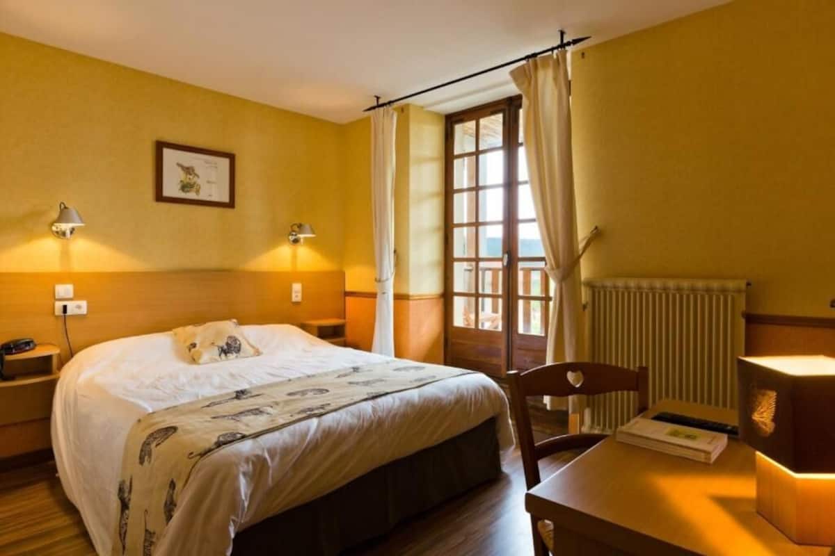 Bureau, rideaux occultants, chambres insonorisées