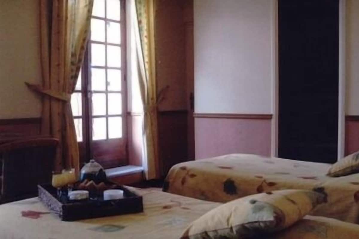 Bureau, rideaux occultants, chambres insonorisées