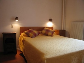 Standard Double Room | Desk, blackout drapes, soundproofing, iron/ironing board - Hôtel la Clairière (Chambon-sur-Dolore)