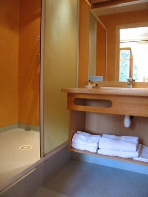 Regadera, amenidades de baño gratuitas, secadora de cabello, toallas