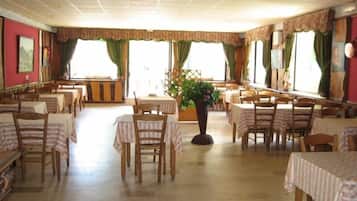 Daily continental breakfast (EUR 8.00 per person)