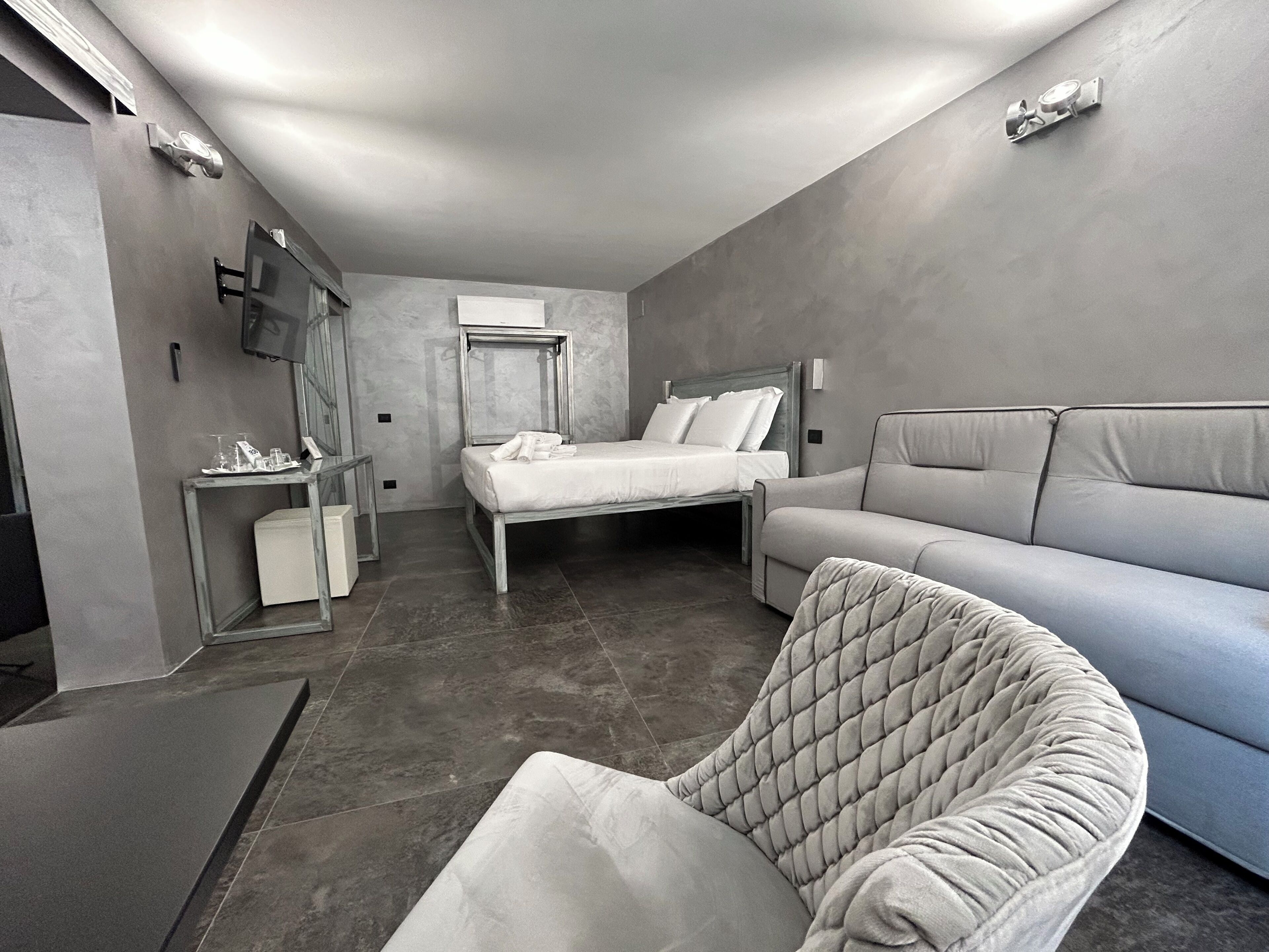 Deluxe Suite, City View | Premium bedding, minibar, in-room safe, desk