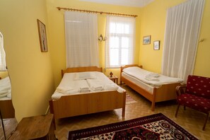 Habitación triple estándar, baño compartido | Ropa de cama de alta calidad, wifi gratis y ropa de cama 