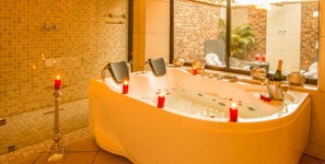 Honeymoon Suite, Lake View | Bathroom | Free toiletries, hair dryer, towels - Elandela Private Game Reserve & Luxury Lodge (Hoedspruit)