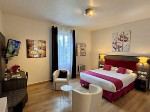 Habitación doble superior | Minibar, caja de seguridad en la habitación y escritorio 