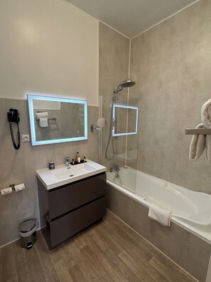 Superior Double Room | Bathroom