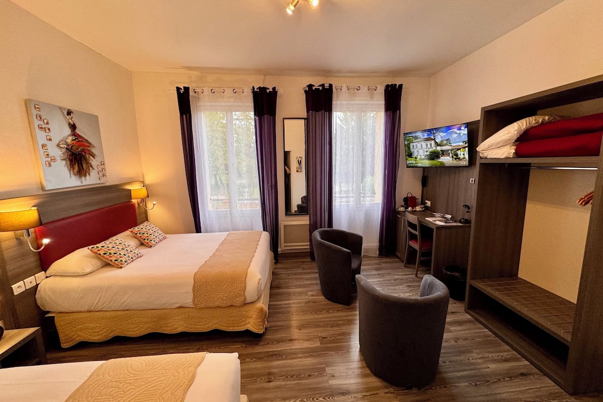 Standard Twin Room | Minibar, in-room safe, desk, soundproofing