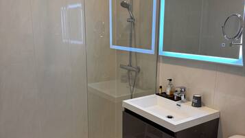 Chambre Double Standard | Salle de bain | Baignoire, articles de toilette gratuits, sèche-cheveux