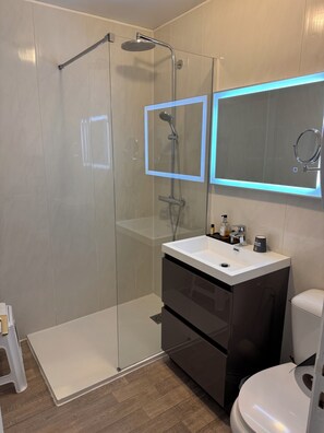 Standard Double Room | Bathroom | Bathtub, free toiletries, hair dryer, towels - Hôtel Les Rives du Plantié (Le Temple-sur-Lot)