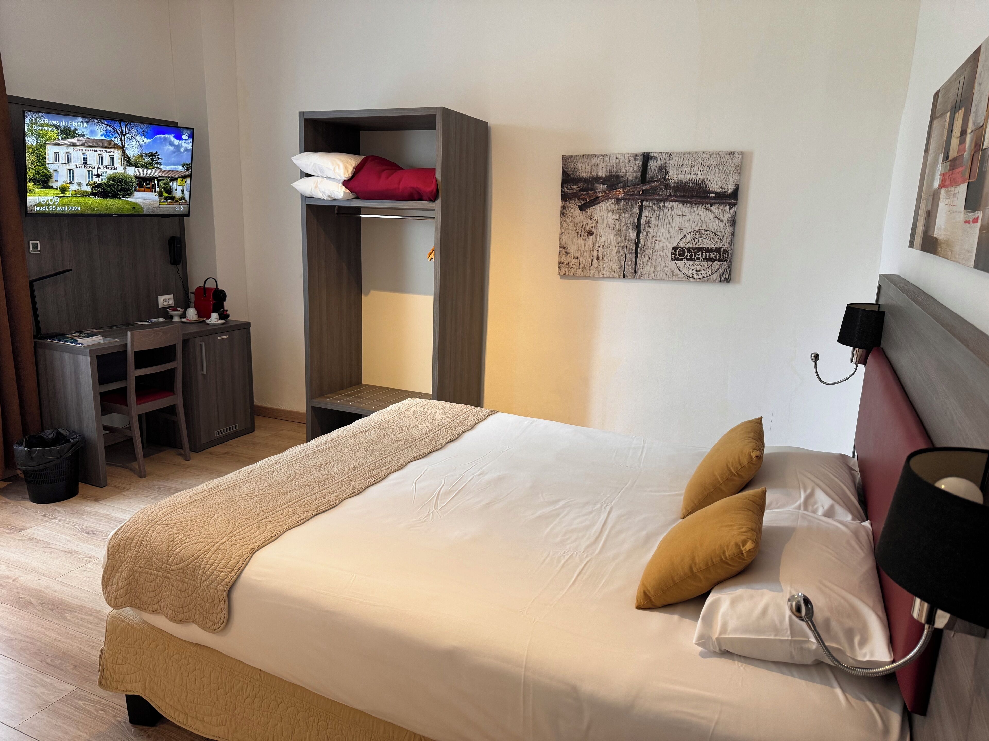 superior double room | minibar, in-room safe, desk, soundproofing