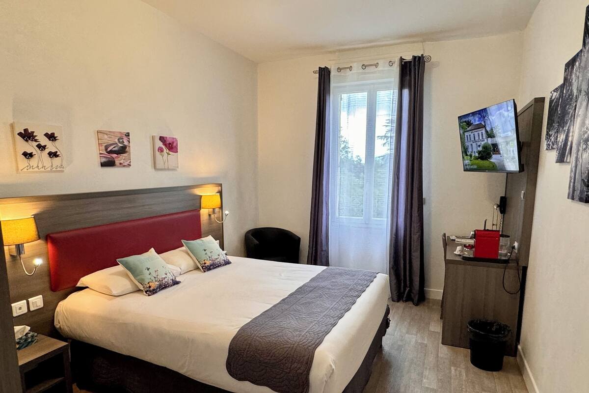 Standard Double Room | Minibar, in-room safe, desk, soundproofing
