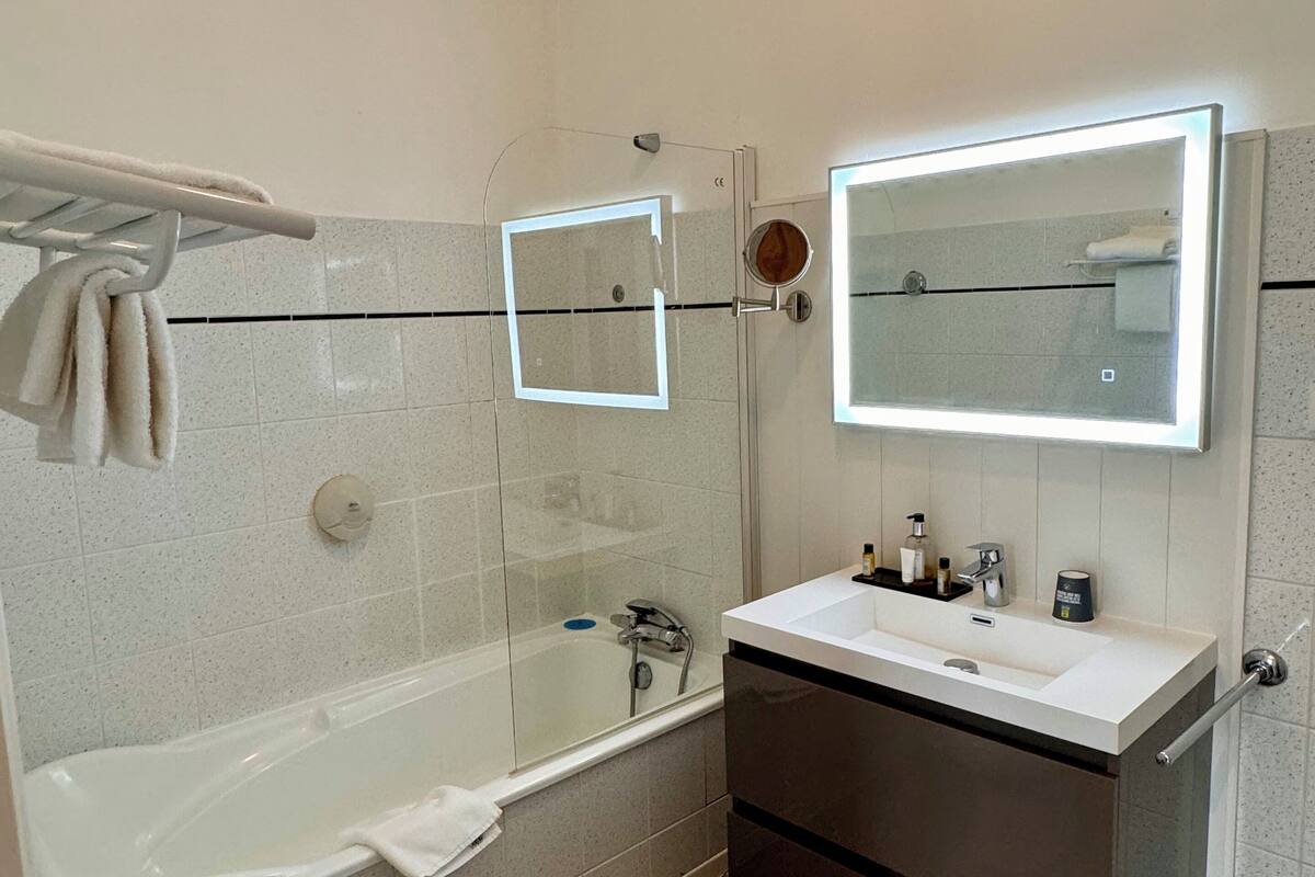 superior double room | bathroom | bathtub, free toiletries, hair dryer, towels