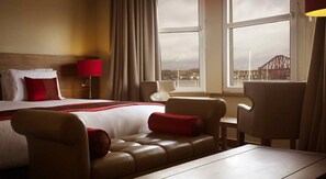 Premium bedding, desk, blackout curtains, soundproofing - Orocco Pier (South Queensferry)