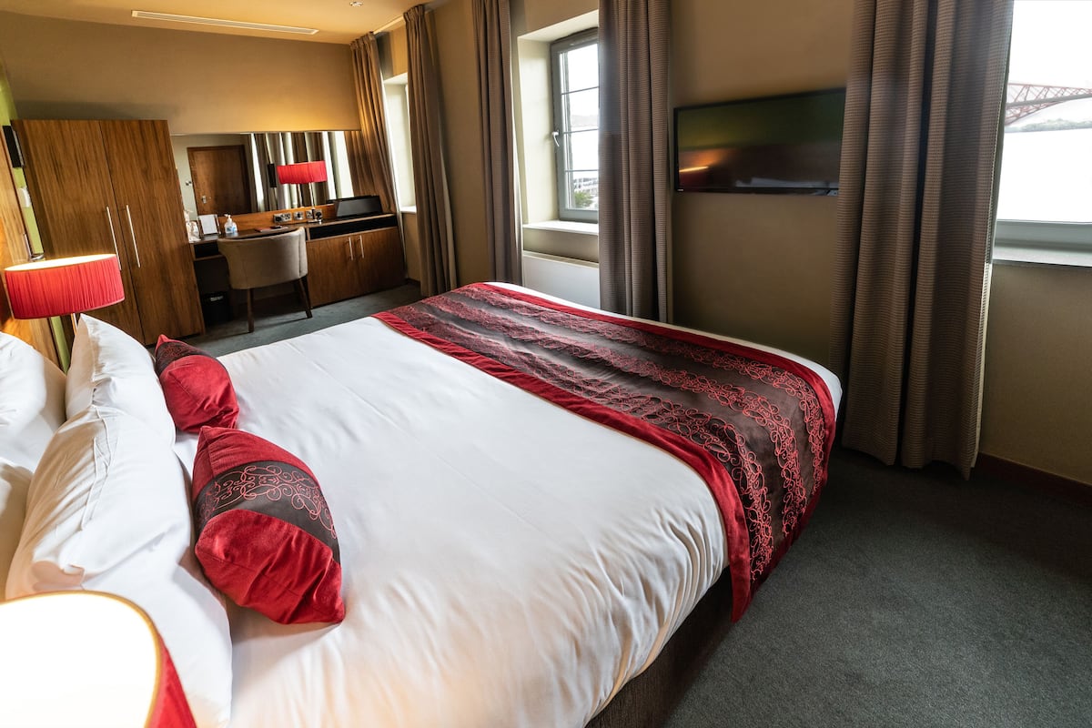 Executive kamer, uitzicht op zee | Luxe beddengoed, een bureau, verduisterende gordijnen