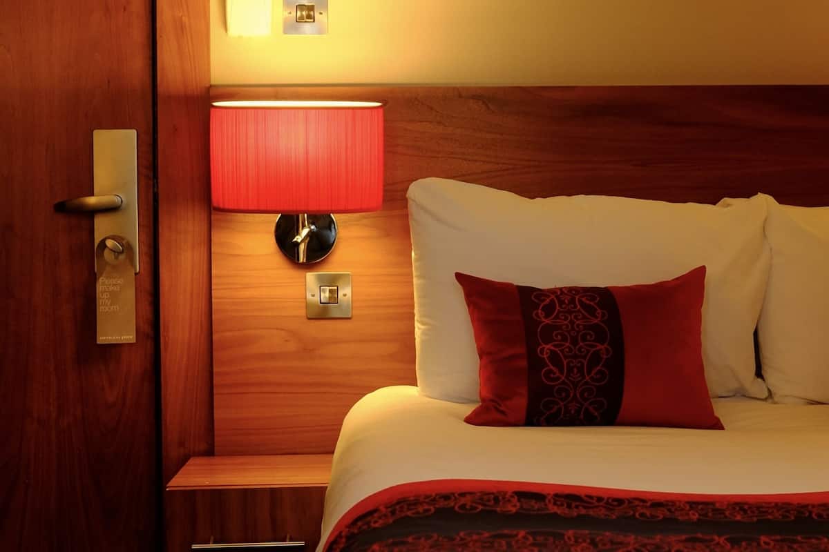 Petite Double Room | Luxe beddengoed, een bureau, verduisterende gordijnen