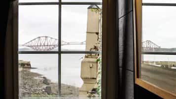 Executive Room, Sea View | Bathroom | Shower, hair dryer, towels