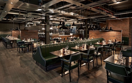 Se sirven desayunos, almuerzos y cenas; cocina internacional. Village Hotel Glasgow