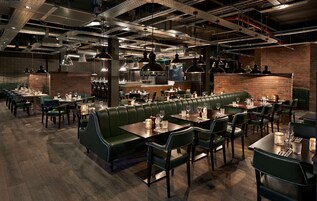 供应早餐、午餐和晚餐，国际美食