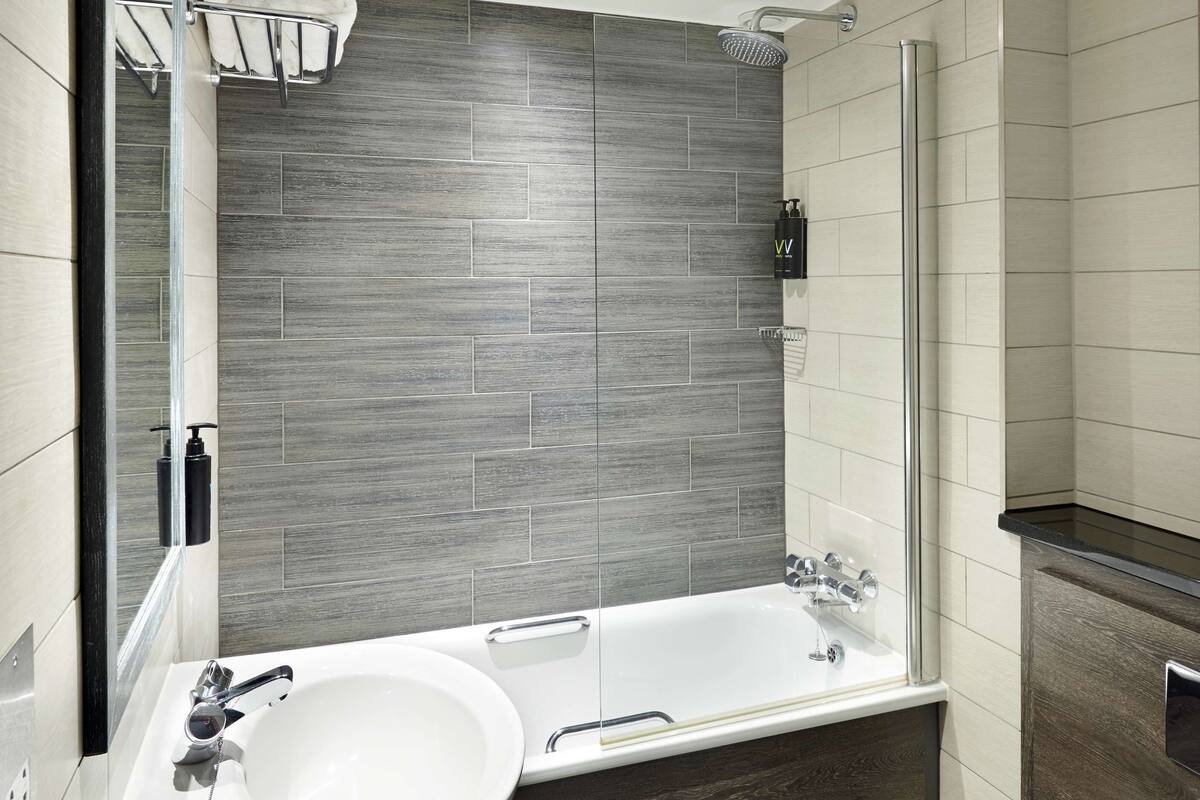 shower, rainfall showerhead, free toiletries, hair dryer