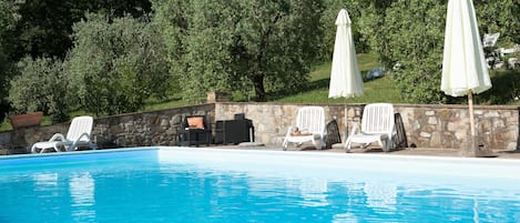 Piscine extérieure, parasols de plage, chaises longues