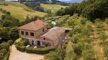 Piscina all'aperto, ombrelloni da piscina, lettini