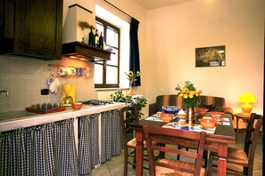 Apartment, 1 Bedroom, Garden View | Private kitchen