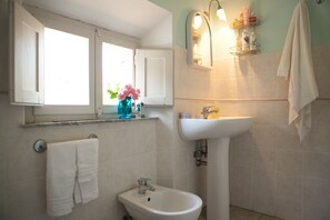 Apartamento, 4 habitaciones | Baño | Ducha, artículos de higiene personal gratuitos, secador de pelo y bidé