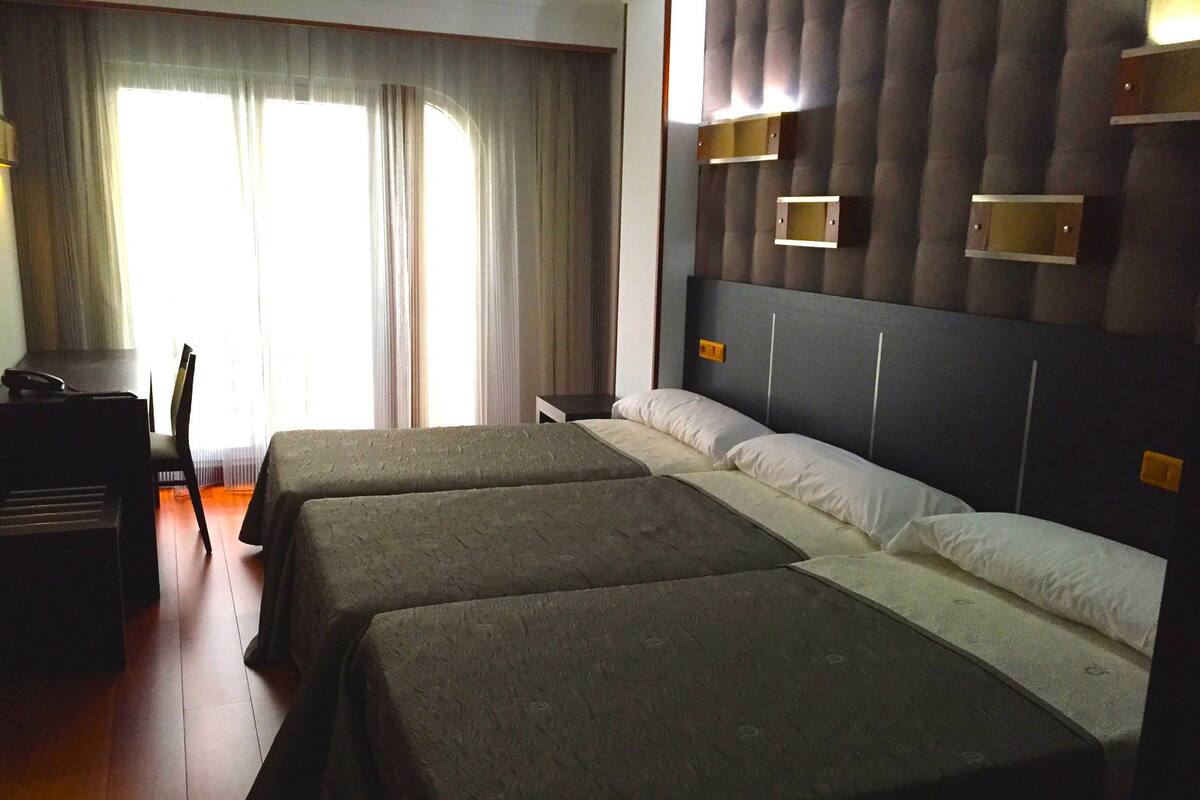 Triple Room, Partial Sea View | Bar mini, meja, langsir/tirai gelap terus, kalis bunyi