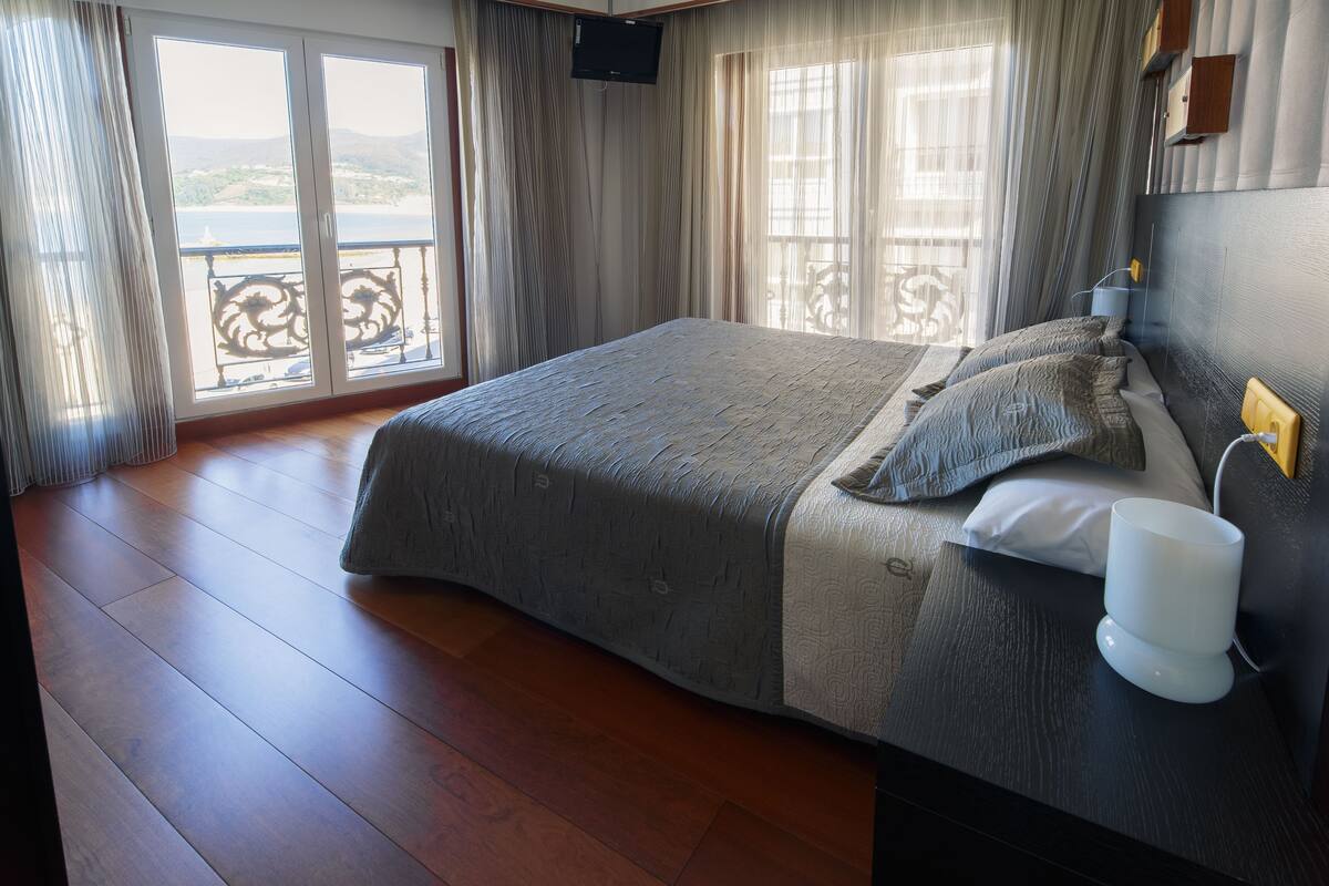 Superior Double or Twin Room, 1 Bedroom, Accessible, Beach View | Bar mini, meja, langsir/tirai gelap terus, kalis bunyi