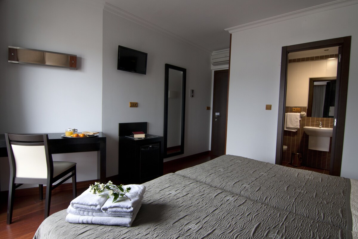 Minibar, meja kerja, tirai kedap cahaya, dan kedap suara
