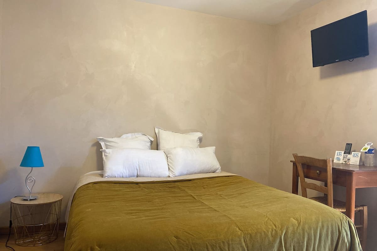 Habitación doble económica | Escritorio, tabla de planchar con plancha y wifi gratis
