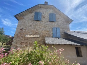 Front of property - l'Auberge du Château (Muret-le-Chateau)