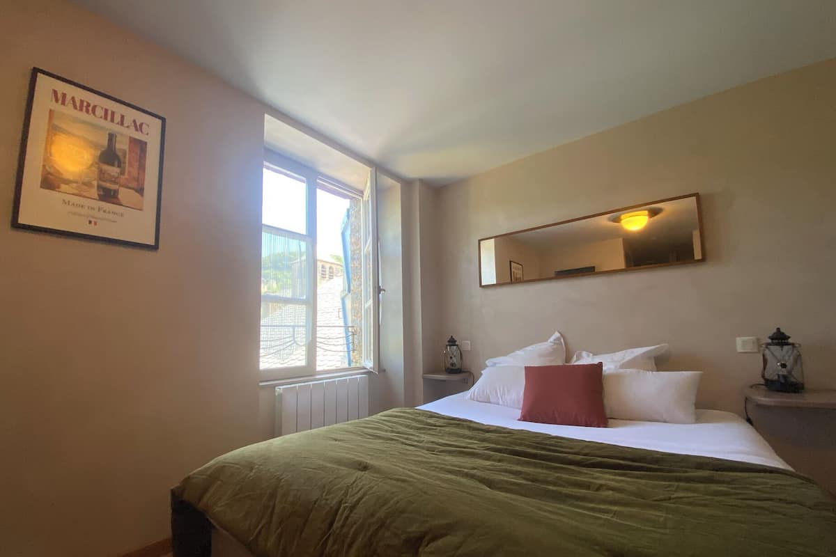 Habitación Confort con 1 cama matrimonial o 2 individuales | Escritorio, tabla de planchar con plancha y wifi gratis