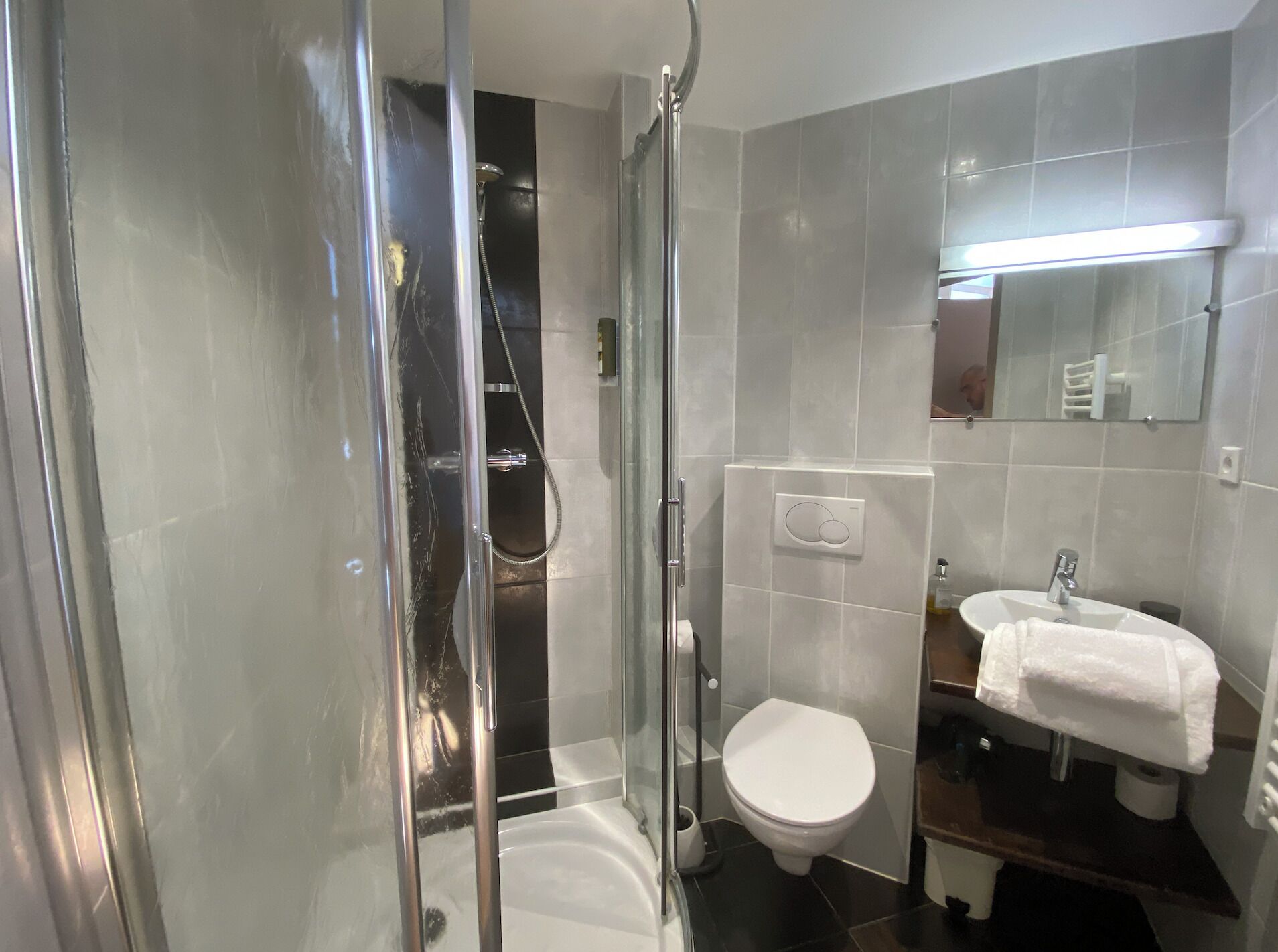economy double room | bathroom | free toiletries, hair dryer