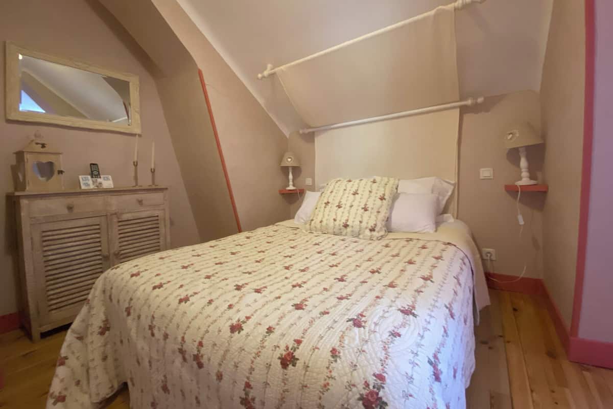 Habitación estándar con 1 cama doble o 2 individuales | Escritorio, tabla de planchar con plancha, wifi gratis