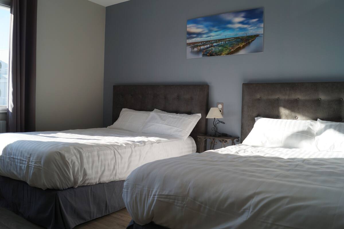 Habitación cuádruple estándar | Escritorio, wifi gratis y ropa de cama
